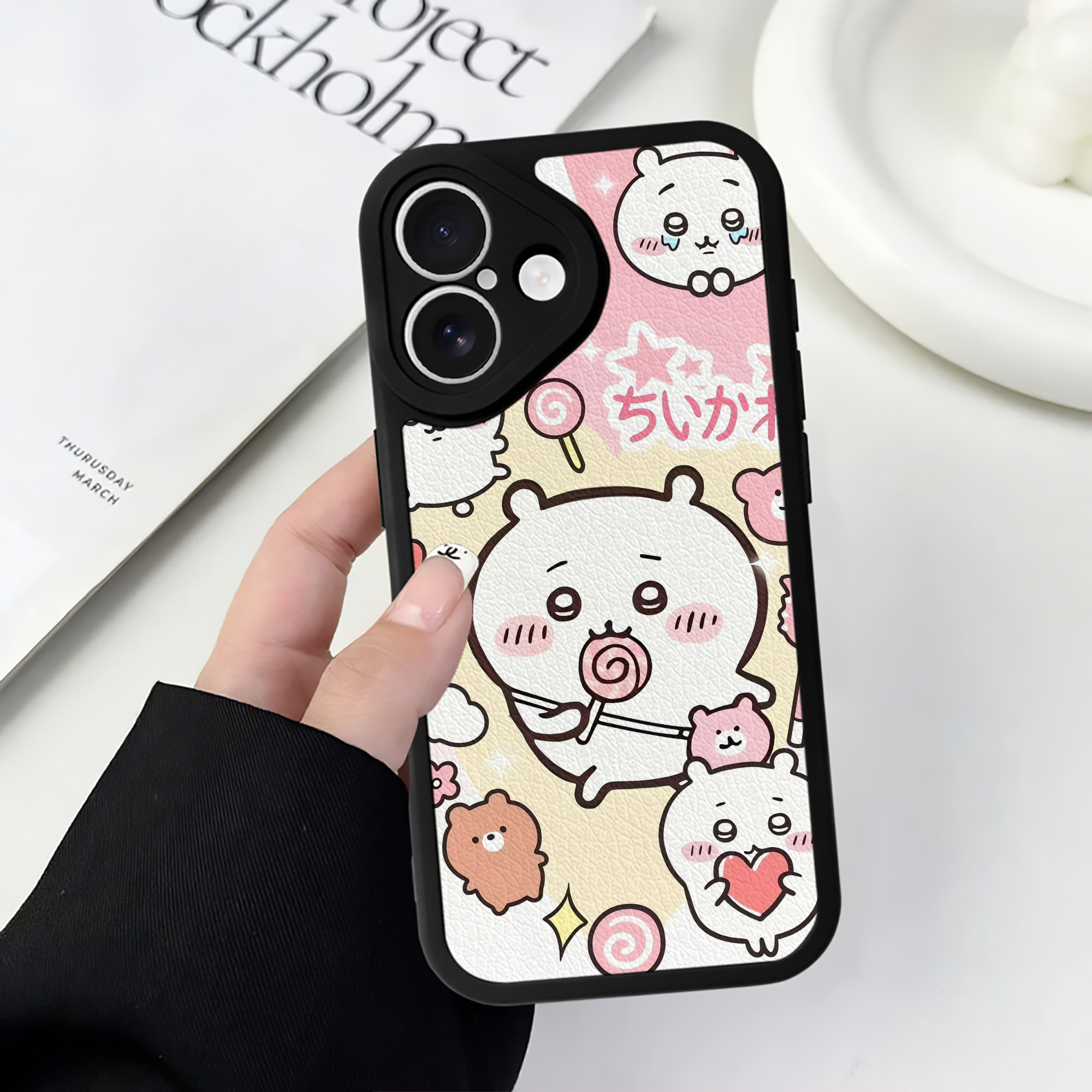 （画像用） ちいかわ Chii-kawa 【iPhone 16シリーズ対応】シリコンスマホケース（レザー調） 材質：シリコン